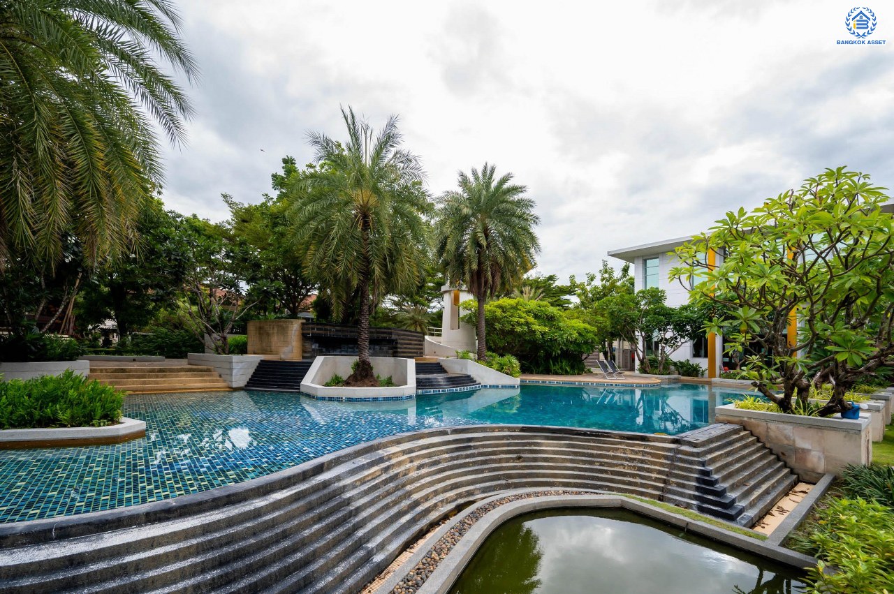 บ้านมือสองตกแต่งใหม่ โครงการ เดอะซิตี้ รัตนาธิเบศร์-แคราย เนื้อที่กว่า 62.4 ตร.ว. พื้นที่ใช้สอย 190.81 ตร.ม. พร้อมฟังก์ชัน 3 ห้องนอน 3 ห้องน้ำ จอดรถได้ 2 คัน บนทำเลศักยภาพ ติดถนนรัตนาธิเบศร์ เชื่อมต่อถนนงามวงศ์วาน, ถนนติวานนท์, ถนนเลี่ยงเมืองนนทบุรี ทำเลใจกลาง 2 เซ็นทรัล ใกล้รถไฟฟ้าสายสีม่วง "สถานีสะพานพระนั่งเกล้า" และจุดขึ้นทางด่วน "งามวงศ์วาน"